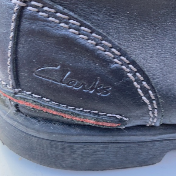 Clarks Chukka boots in black. - Picture 6 of 7